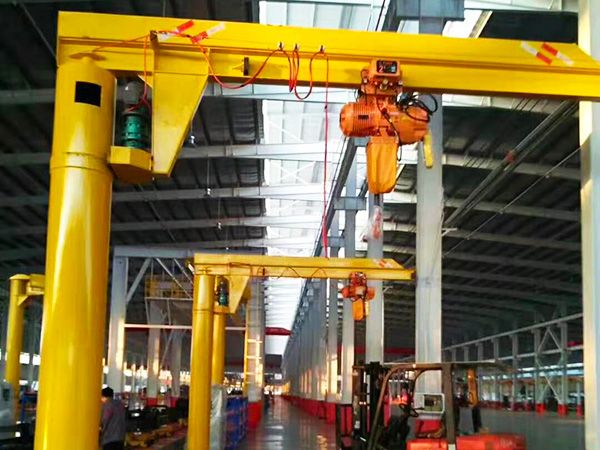 Post mounted cantilever crane