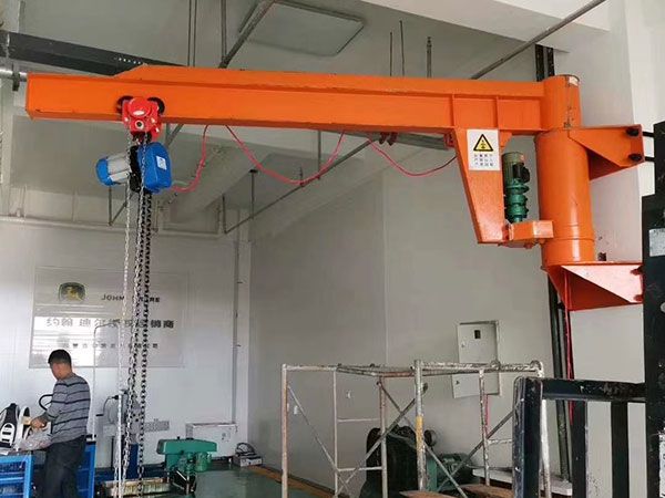 Wall type cantilever crane